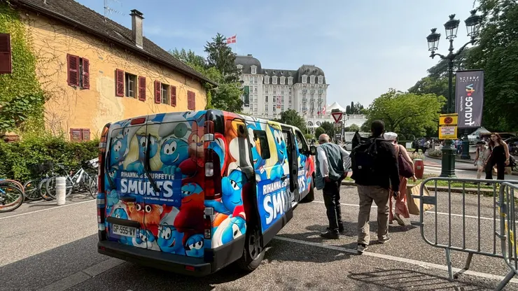 影展官方接駁車皆有各種動畫塗裝，十分可愛／Jesse 攝影