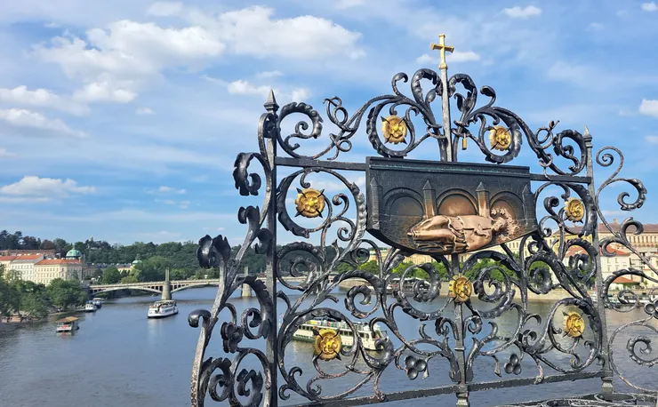 聖約翰投河點..好運祈福點...被遊客摸得超亮了