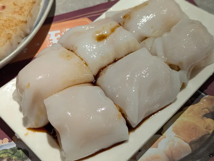 腸粉裡面包著炸蘿蔔糕! 很有趣