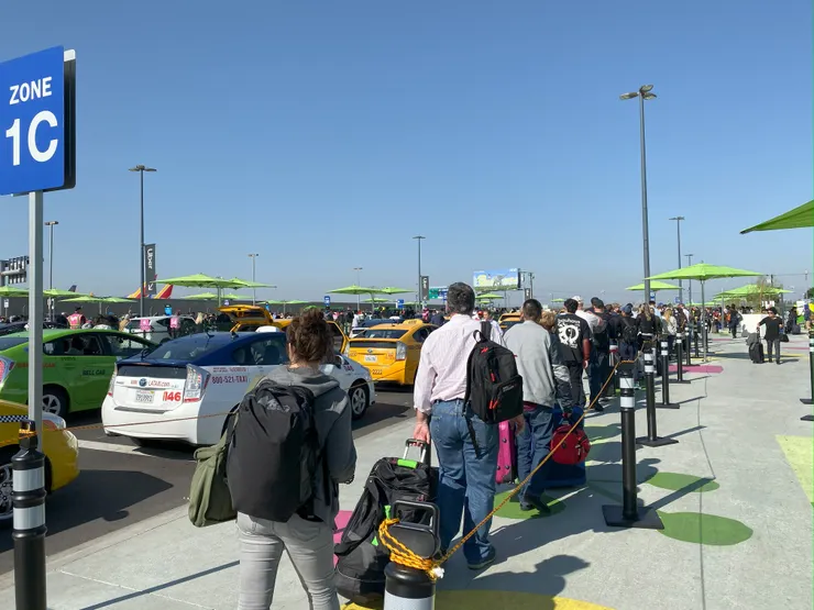 照片為筆者2019年飛到L.A.洽談併購案擔任財務顧問時，剛抵達LAX機場