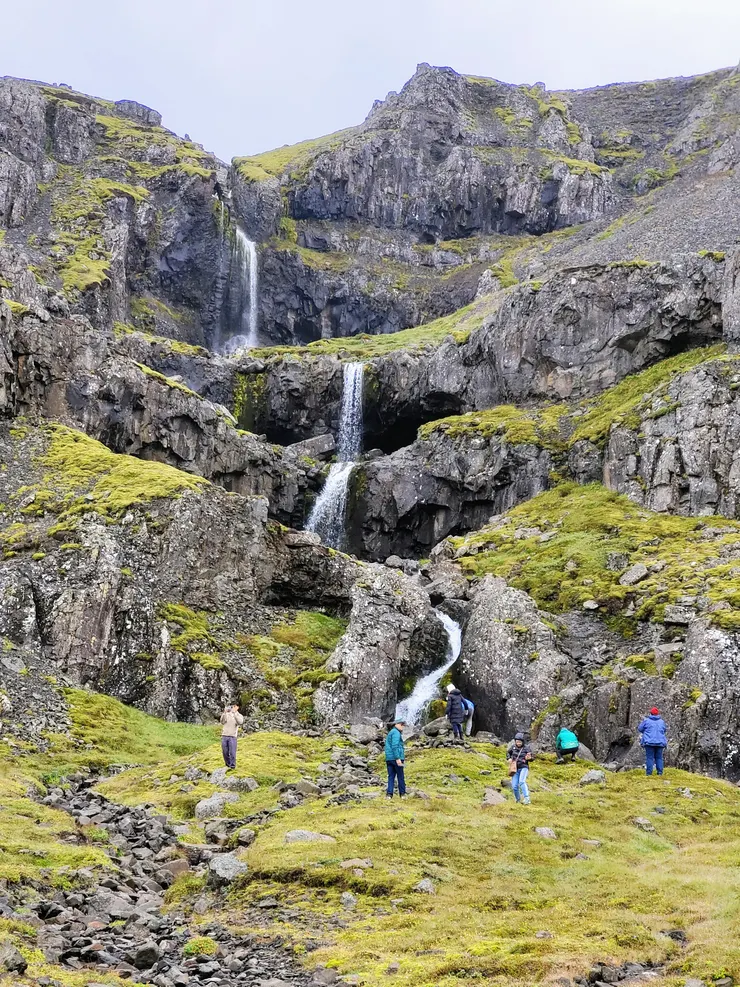 途經一處娟秀的多層瀑布。