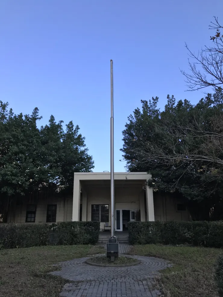 環狀花壇中央豎著旗桿（2021年。筆者友人提供）