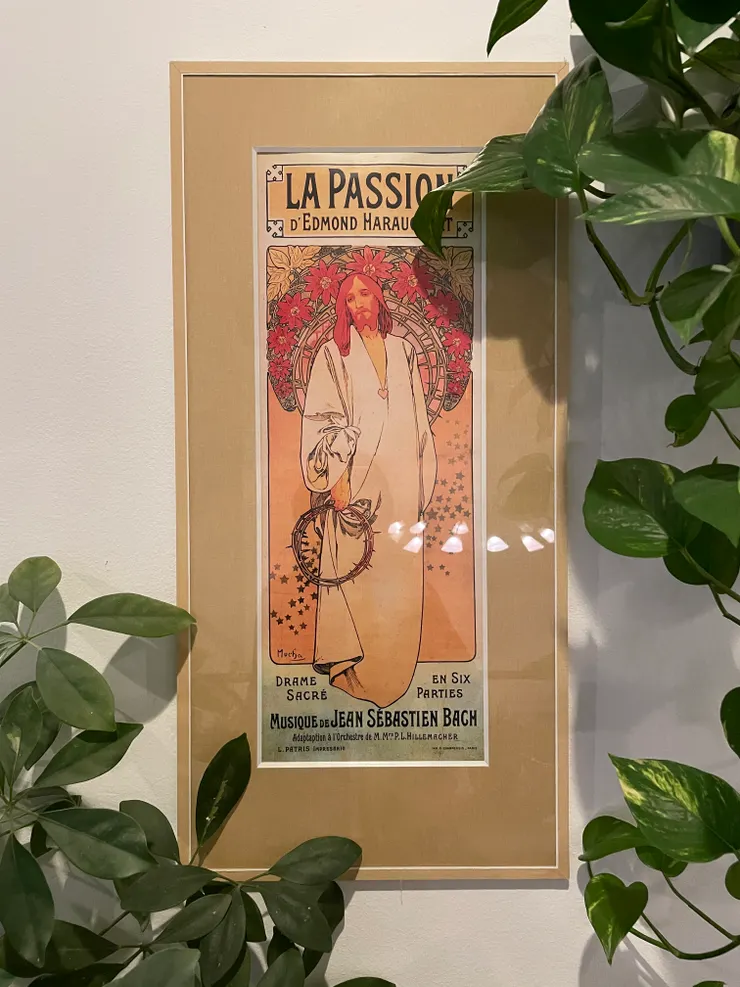 庫倫諾夫小鎮旅館裡的慕夏掛畫