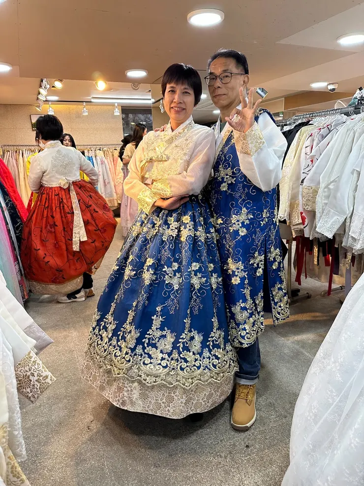 心有靈犀選到相同花色韓服