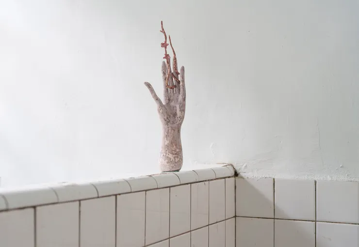 紀釉惟，「安息之所」系列創作，石粉黏土、油彩上色，2024