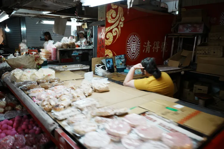 看著偶像劇的老闆娘