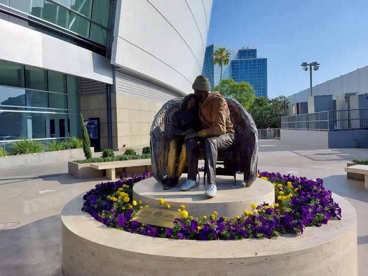 說到湖人，自然不能漏掉前幾年意外離世的傳奇Kobe Bryant。除了這座他和女兒的雕像外，當然也有招牌指天動作的雕像。