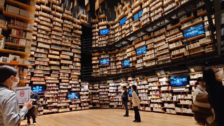 日本埼玉縣，角川武藏野博物館，從4樓延伸至5樓、挑高8公尺的「書架劇場」(本棚劇場)一隅--這裡曾是YOASOBI的「舞台」，站在這裡開唱他們的成名單曲《夜に駆ける》(向夜晚奔去) 。