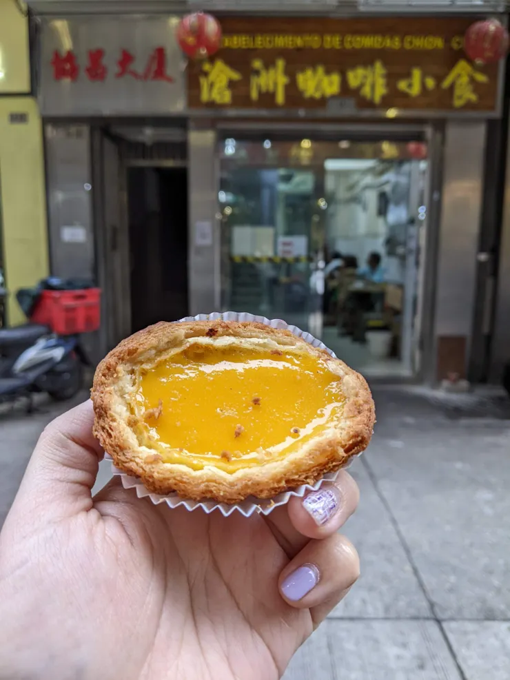 滄洲咖啡小食MOP$6：塔皮有千層的口感，入口有些微焦香，我覺得算是有走出自己的蛋塔風格