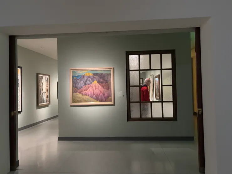 窗格的設計，將每幅作品框定在如「時間窗口」般的空間中。