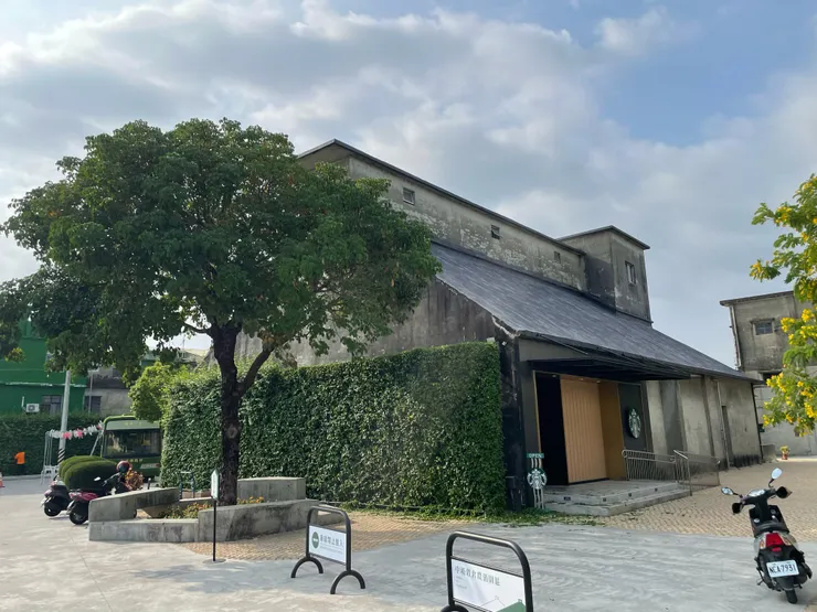 還有一間星巴克喔！