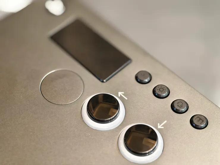 該有的原廠手把按鍵一個都沒有少。