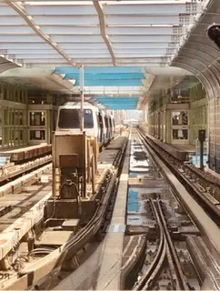 前幾年的某一天,雨後初晴坐在捷運文湖線第一排,發現陽光下的南京復興站在這樣的光線下線條很美。