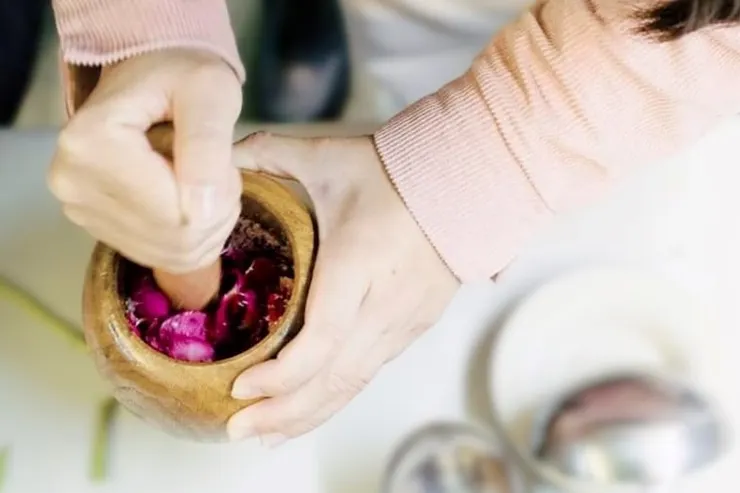 玫瑰滷子，即玫瑰搗糖，是明清時代常見的玫瑰料理