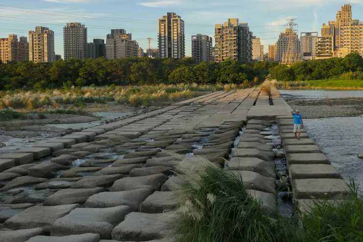 豆腐岩和遠景。以前拍照很討厭風景照裡有人，現在覺得有些人點綴也不錯