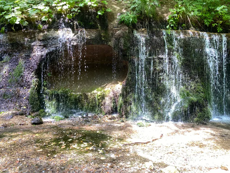 瀑布水清澈無比，感覺喝了可以長生不老?XD