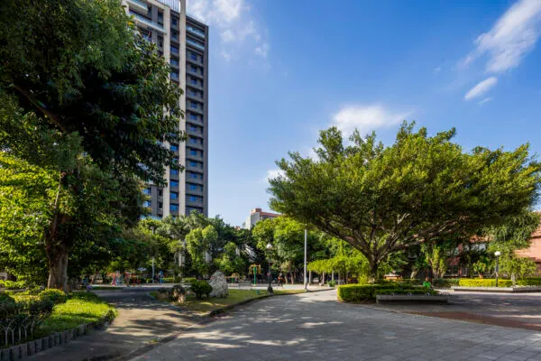 大同公園距離新富雙宇基地僅約一分鐘步行路程，綠地面積達三千六百坪，為周邊居民提供舒適的休憩環境與自然綠意。買家不必遠行，就能在生活圈內享受森林感的綠意氛圍。對許多首購族與小家庭來說，能在市心地段同時擁有綠地與便捷生活，是提升居住品質的重要條件。圖/業者提供