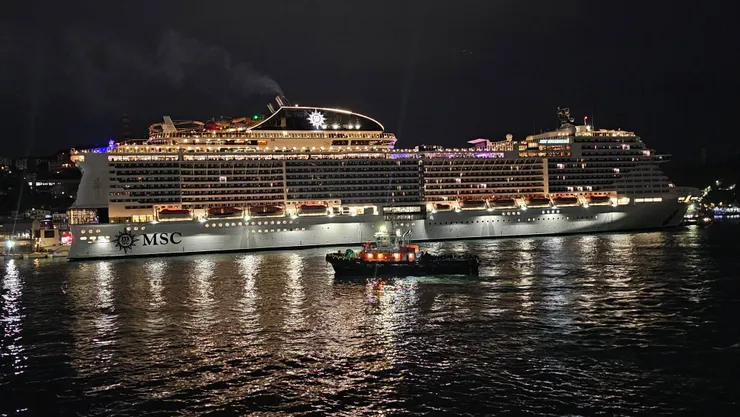 這是停在基隆港西岸旅客碼頭的MSC地中海郵輪榮耀號!