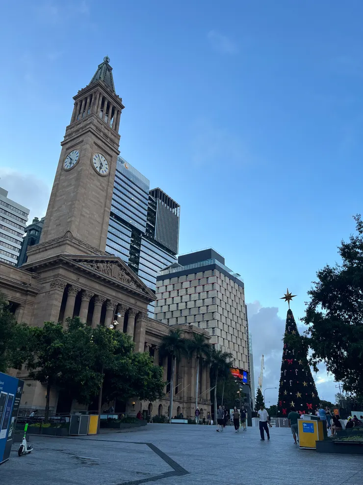 12月的布里斯本市政廳，圖片左邊那棟就是囉
