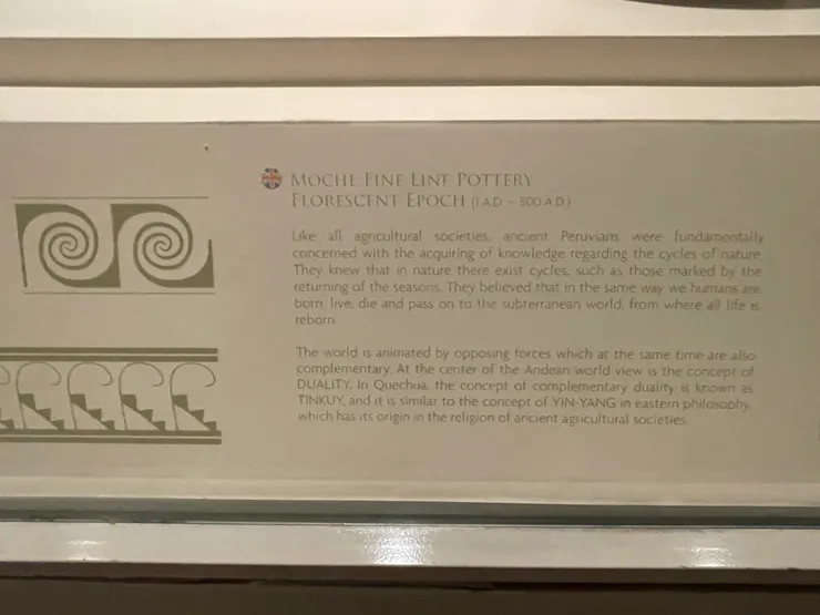 左下:三層世界的圖示。2023年,攝於LARCO museum