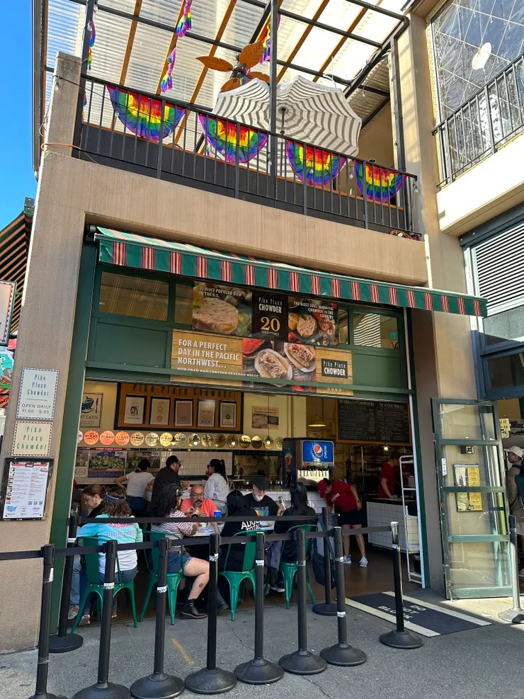 店面不大，但生意相當好的巧達濃湯店照牌。（圖 by Vina）