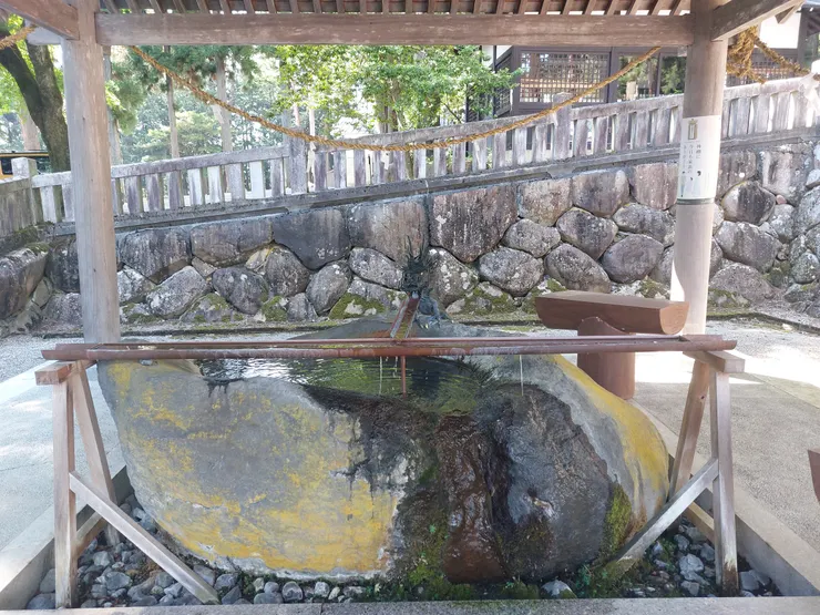 近拍御手洗，還可以發現用來洗淨身體來面對神明的木杓，關於在參拜前御手洗的禮儀之後有機會會提到