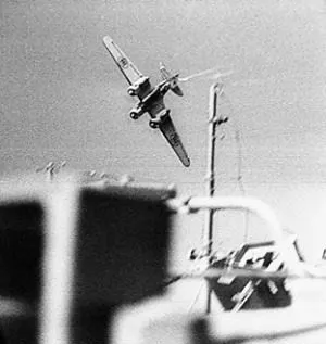 一架Savoia-Marchetti SM.79攻擊一支身份不明的馬爾他船隊，利物浦曾兩次被這種飛機的魚雷擊中。