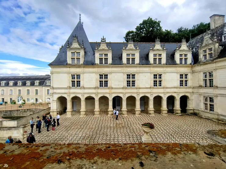 【在1樓憑窗望古堡對稱側建築】