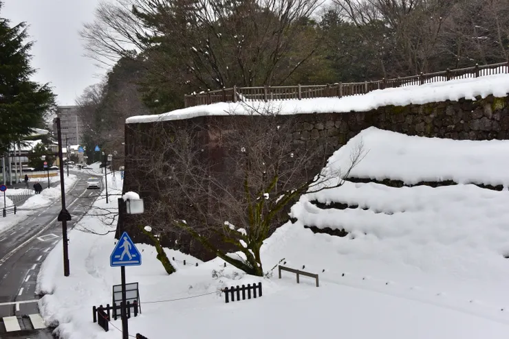橋上俯瞰下方的車道