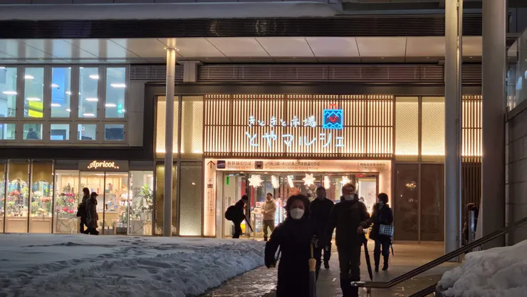 從外面就能看到亮麗的霓虹燈裝飾