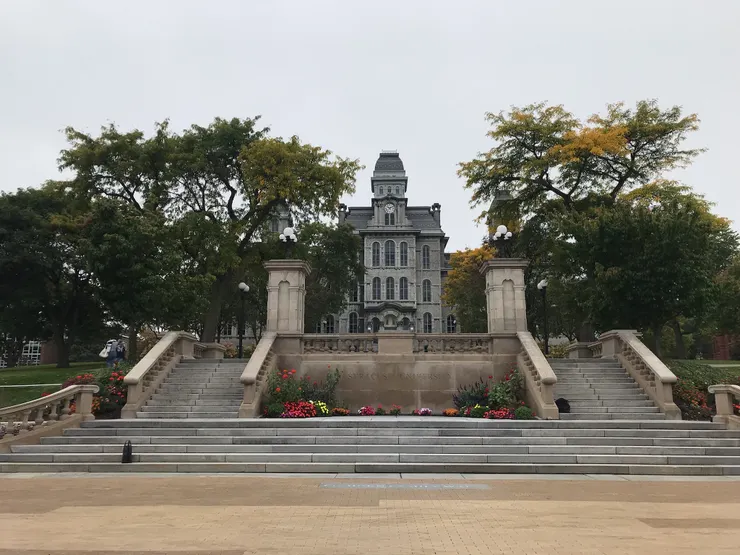 雪城大學校門口