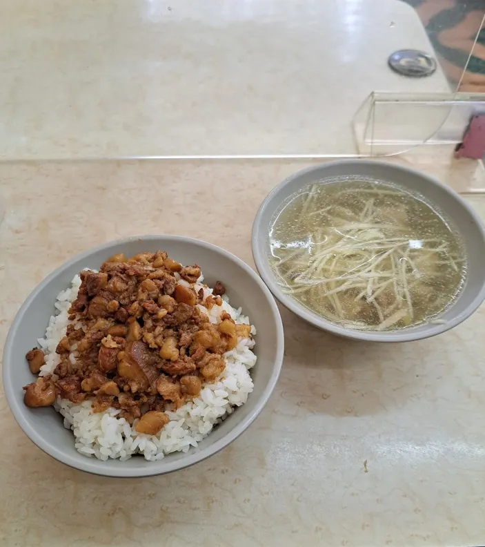 正港的台灣小吃~魯肉飯+豬腸湯