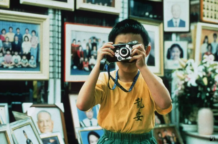 小男孩洋洋喜歡用攝影機拍別人的後腦勺