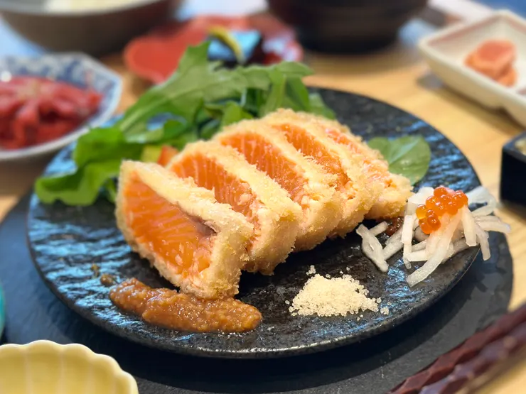 還是首先來看看吉列三文魚，外面已炸得酥脆，裡面仍然是刺身狀態，加上可以點麵豉及（記憶中是甜的）糖，非常滋味。