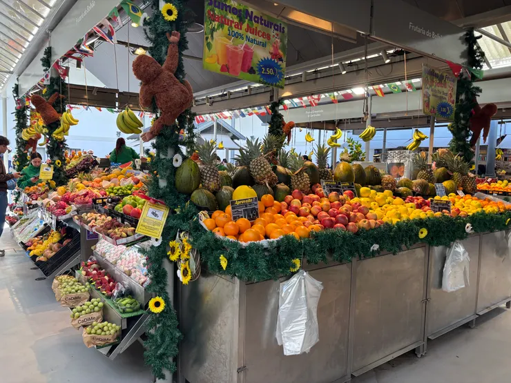 色彩繽紛的蔬果攤