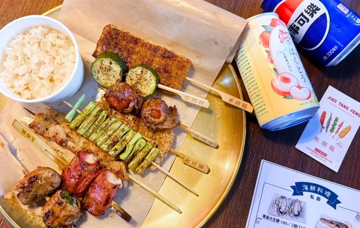 圖說：焦糖楓獨特漢方撒粉串燒，搭配51勞動節限定飲品加購優惠，讓在外辛苦奮鬥的大眾吃飽喝足，滋味更升級。（資料來源：焦糖楓）