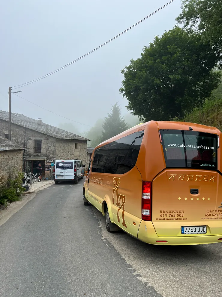 這是載行李的貨車。無論是庇護所或是飯店都會有這項服務，付上運費4歐就會將行李送到隔天的住宿點（咦～那如果人不舒服我想也是可以載人的吧？） 