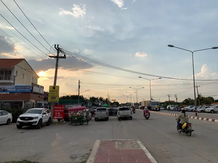 擔心有人覺得雞母蟲太可怕，所以這張照片是市集外的天空照