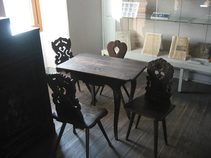 塔內展示文物：舊傢俱