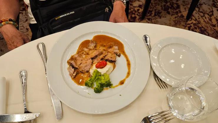 這是歌詩達郵輪莎倫娜號船上的牛排!超讚!