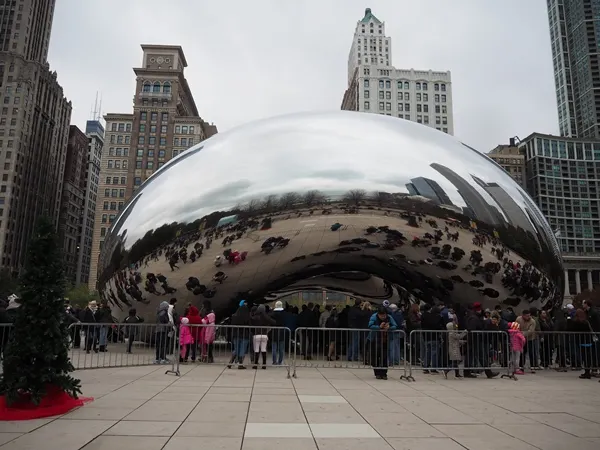 很多人站在Cloud Gate 下面拍照