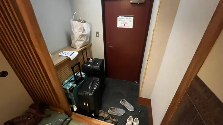 玄關這邊算滿大的。