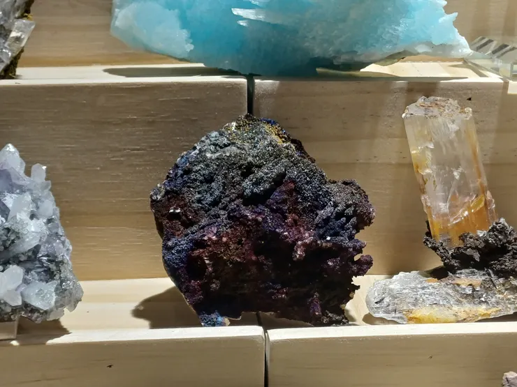 多彩的不知名礦物