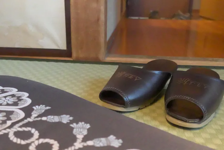 就連拖鞋上都寫著人生就是一趟旅程，彷彿告訴我好好享受路途經過所有一切美好