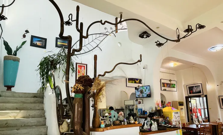 櫃檯點餐區，點餐完畢當場付款，付款只收現金及Line Pay。