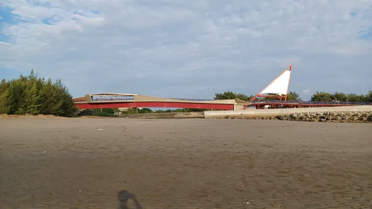 橋北（左）為風跡沙灘，橋南（右）為龍鳳漁港