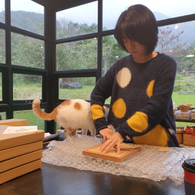 下午聊天時，海蒂在處理要寄出的作品