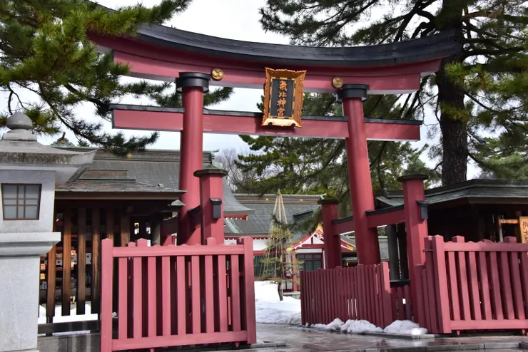 同為朱紅色但顏色略暗的中鳥居