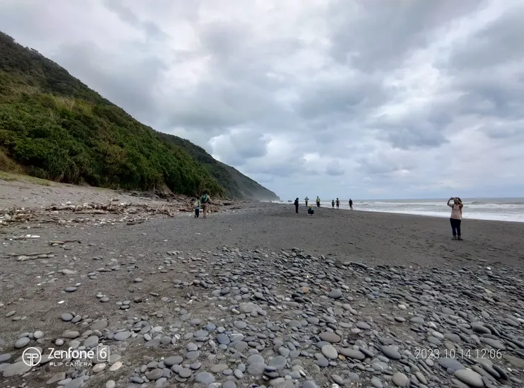 接下來是驚險刺激的亂石區,孩子覺得最好玩的一段