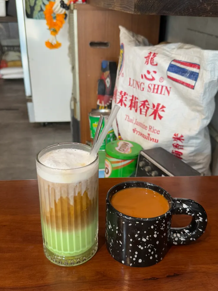 斑斕葉咖啡   75元  &  手標橘泰奶(熱)   90元